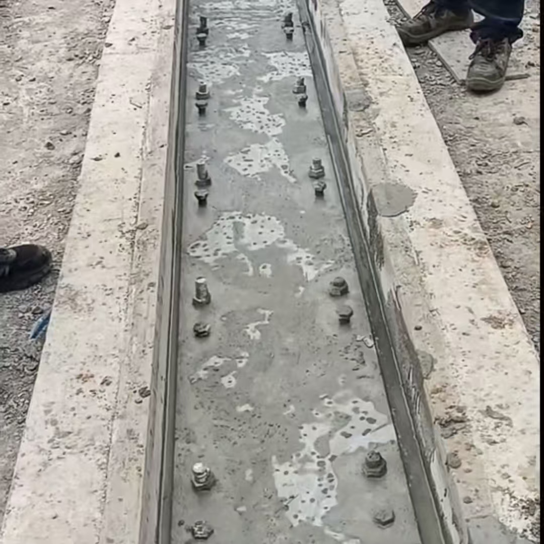 长岛港口码头起重机龙门吊重型机械设备稳固用早强快凝轨道胶泥